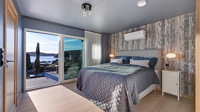 Hovedsoverom med en fantastisk sjøutsikt og adkomst ut til terrassen.