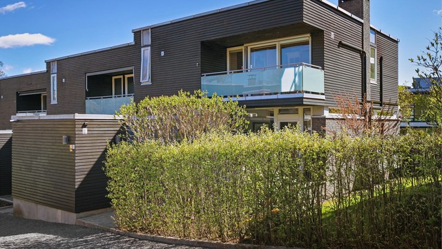 Fasaden er kledd med liggende trekledning, som gir et moderne og vedlikeholdsvennlig uttrykk.