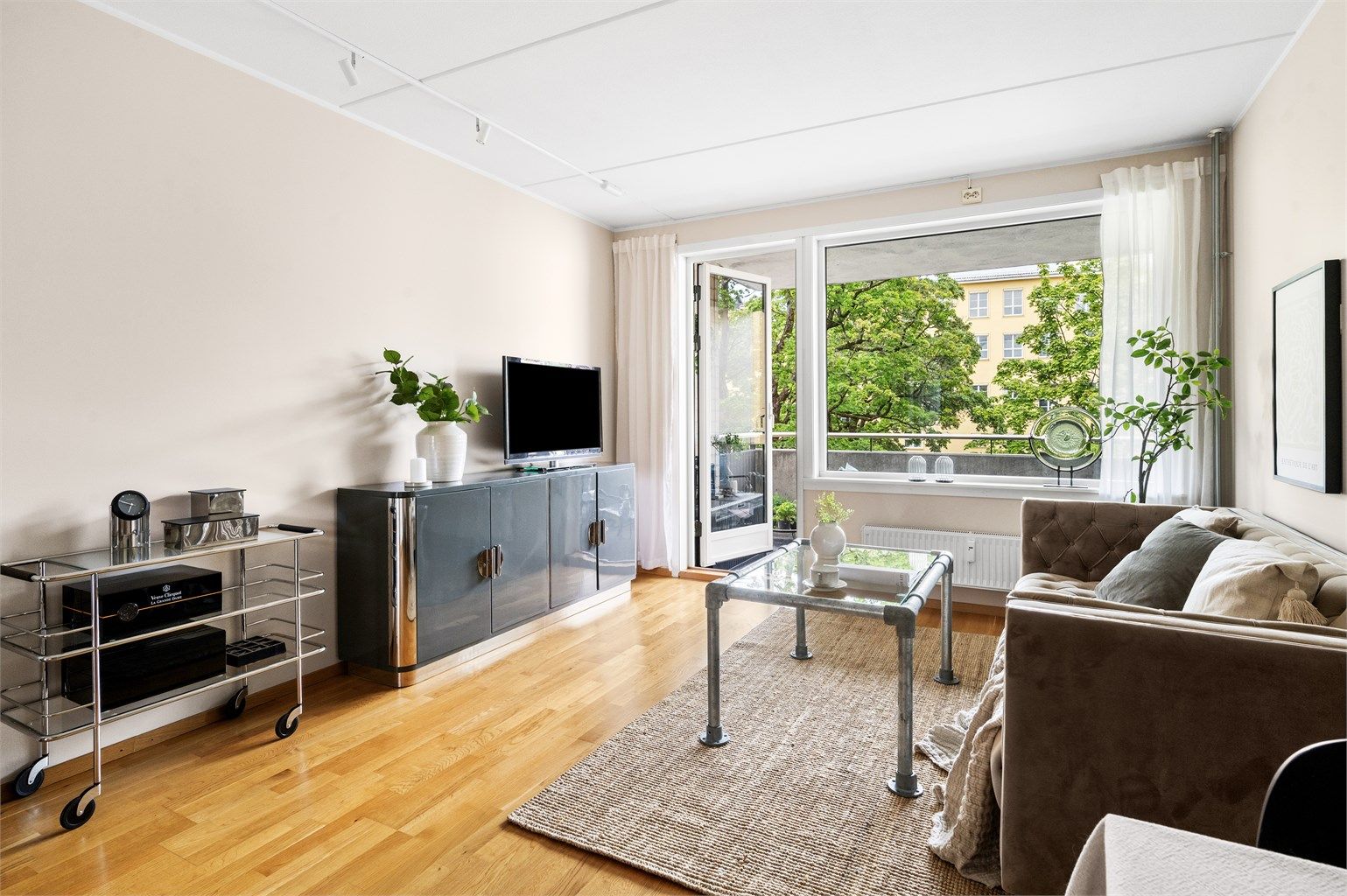 Stuen er romslig med utgang til balkongen og kan enkelt innredes med en hyggelig sofagruppe med tilhørende sofabord og annet ønskelig stuemøblement.