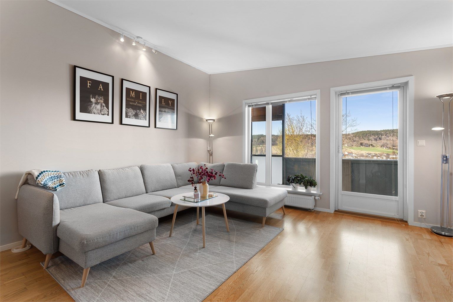 Fra stuen er det direkte utgang til en balkong på 8 m², som utvider oppholdsrommet på varme dager.