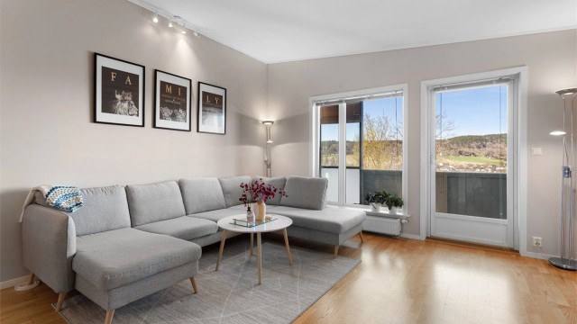 Fra stuen er det direkte utgang til en balkong på 8 m², som utvider oppholdsrommet på varme dager.