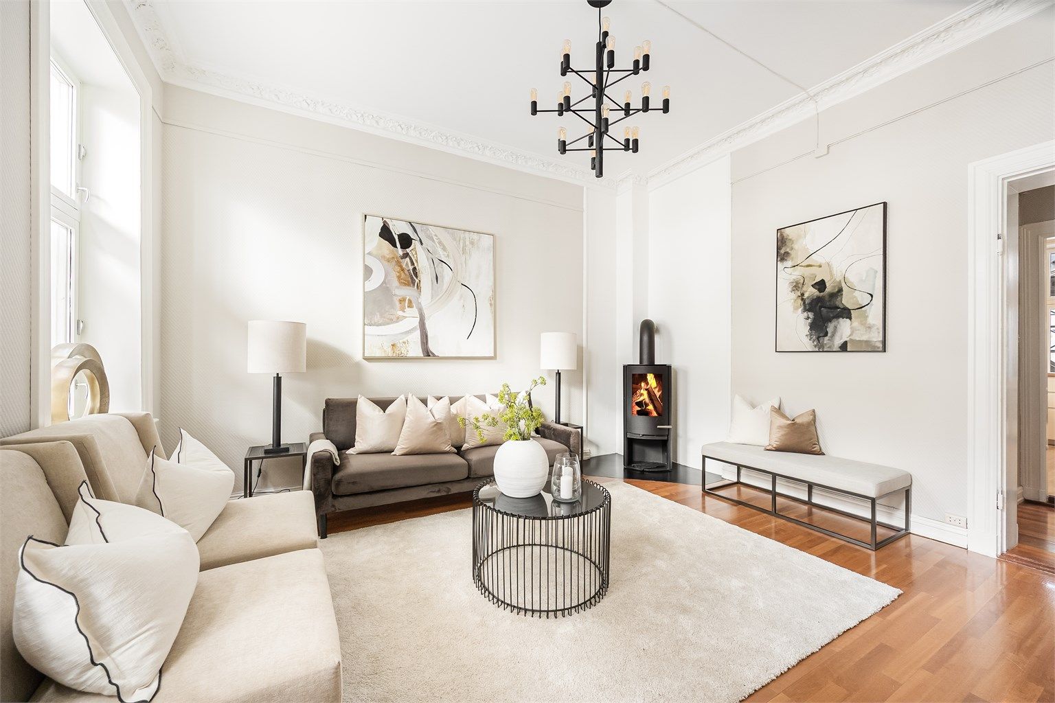 Lys og trivelig stue med god plass til å innrede med sofa, bord stoler og tilhørende møblement. Takhøyden på over 3 meter er med på å gi en særdeles god romfølelse!