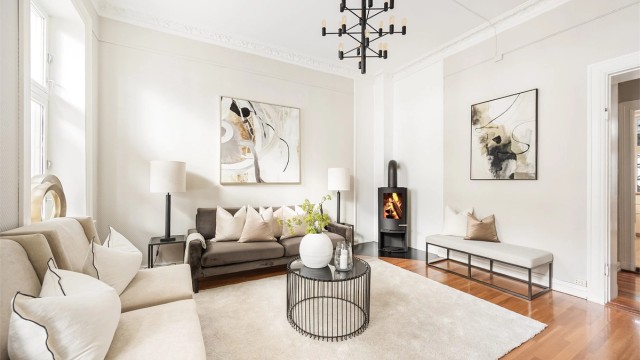 Lys og trivelig stue med god plass til å innrede med sofa, bord stoler og tilhørende møblement. Takhøyden på over 3 meter er med på å gi en særdeles god romfølelse!