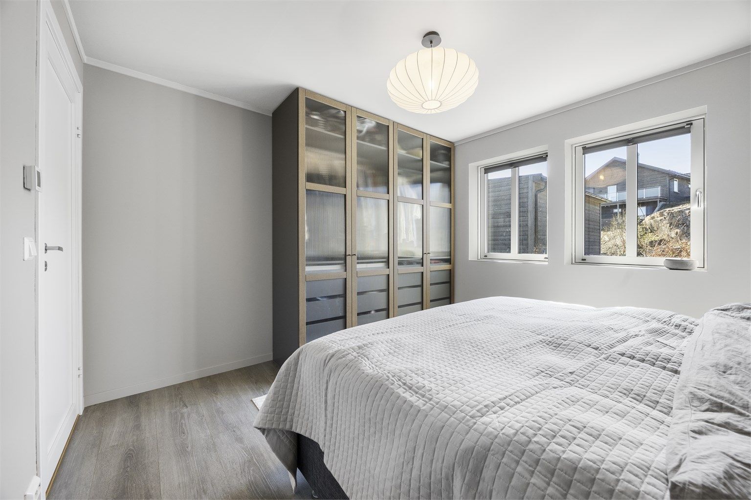 Soverommet i første etasje har god plass til garderobeløsning.