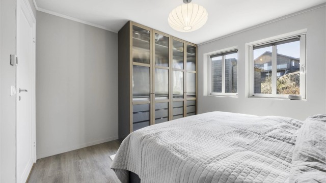 Soverommet i første etasje har god plass til garderobeløsning.