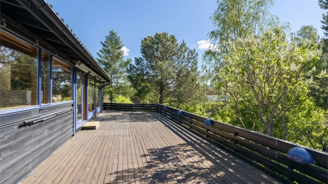 Den store terrassen i trekonstruksjon er et flott sted for utemøbler og sosiale sammenkomster.