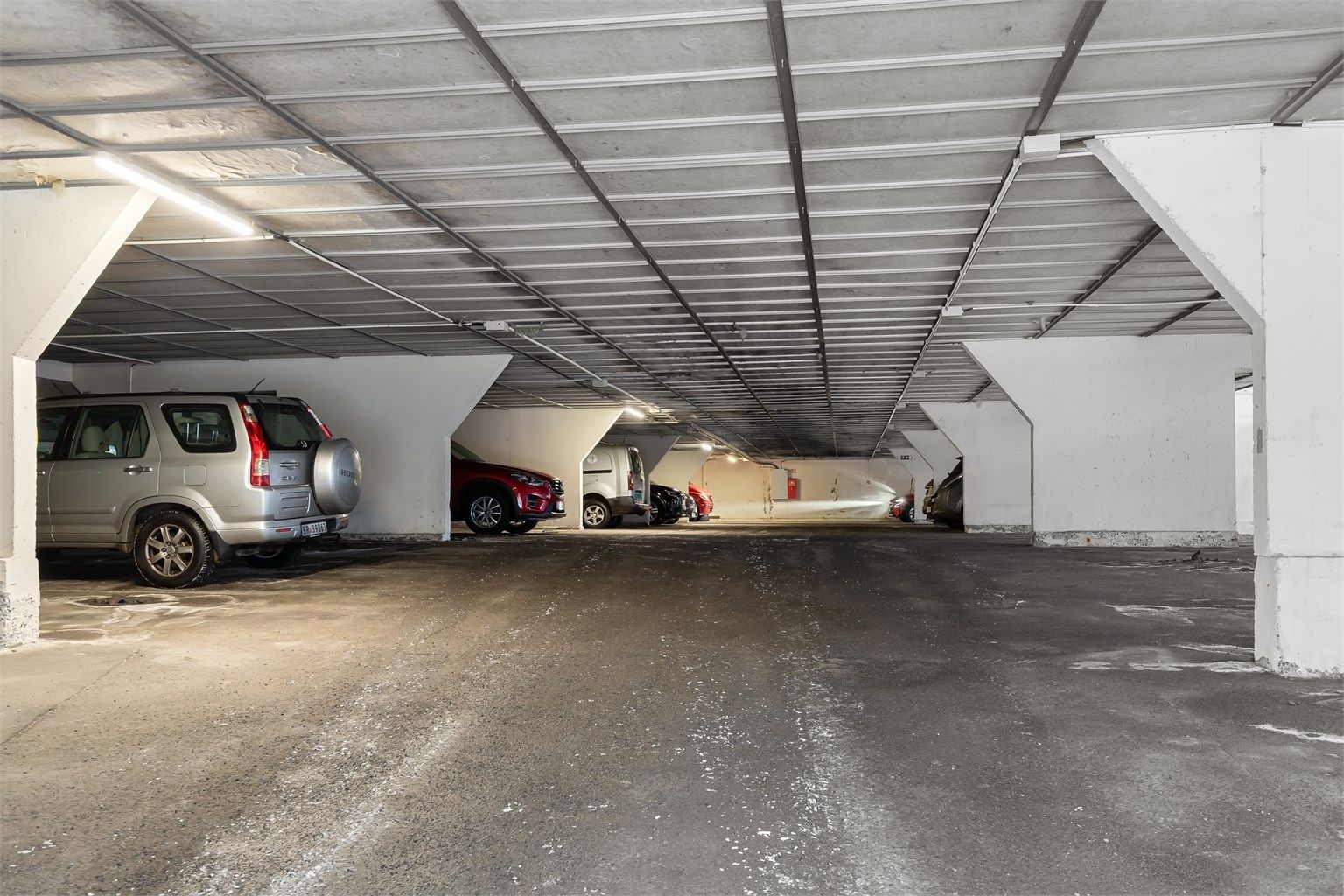 Det medfølger bruksrett for én parkeringsplass i felles garasjeanlegg med elbillader. Sameiet har for øvrig flere gjesteparkeringsplasser