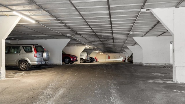 Det medfølger bruksrett for én parkeringsplass i felles garasjeanlegg med elbillader. Sameiet har for øvrig flere gjesteparkeringsplasser