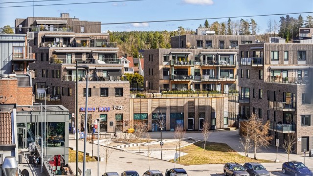 Nærområde - Greverud Torg med matbutikker, restauranter og servicetilbud
