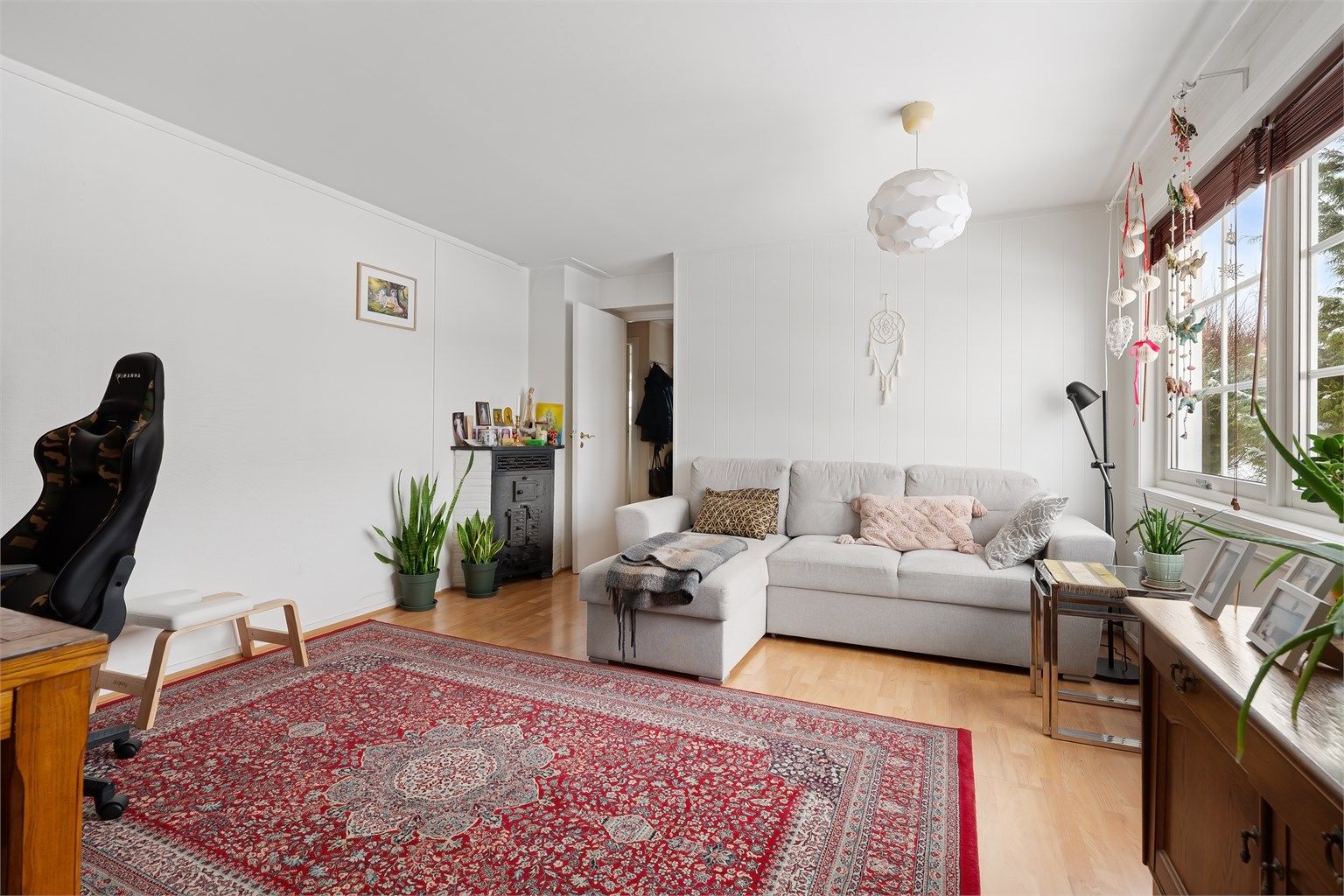 Rommet er lett å møblere med plass til både sofakrok og en liten arbeidsplass.