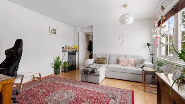 Rommet er lett å møblere med plass til både sofakrok og en liten arbeidsplass.
