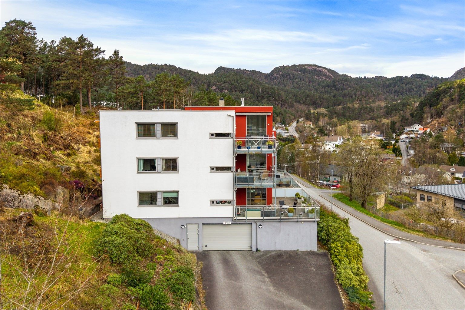 Innkjørsel til garasjen på byggets ende. 
