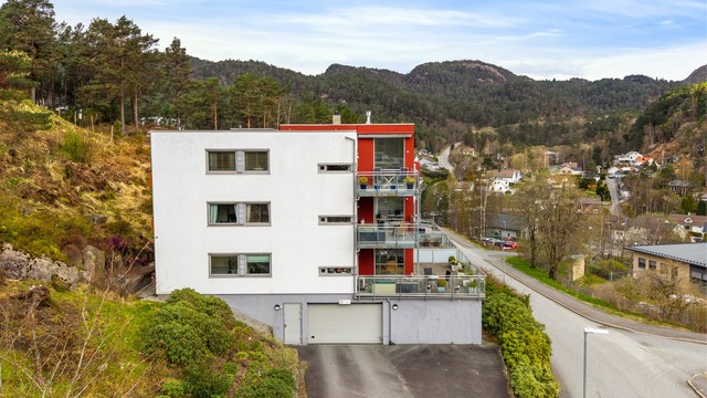 Innkjørsel til garasjen på byggets ende.