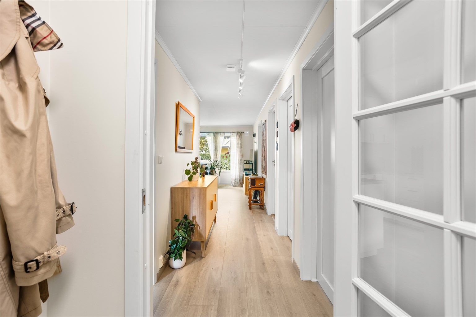 Entreen gir et godt førsteinntrykk. Her er det god plass for oppbevaring av yttertøy. 