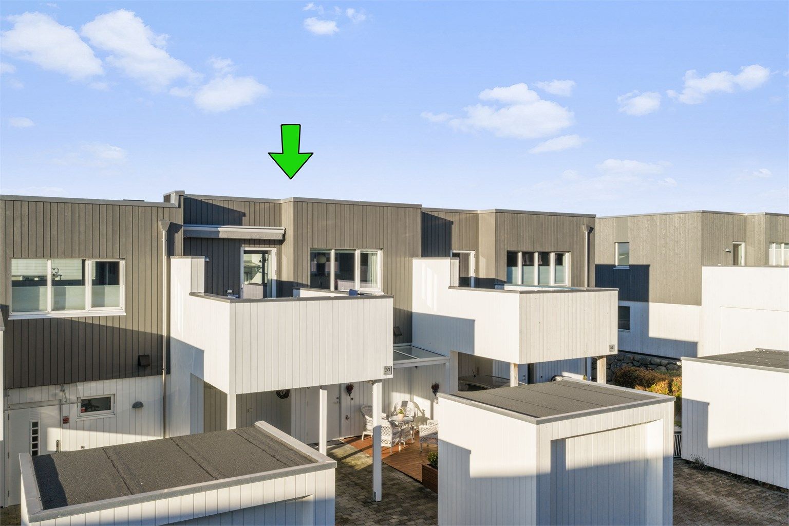 Boligen ligger i en koselig gate, tilbaketrukket fra vei og med hele 3 uteplasser hvor man på sommerstid kan følge solen fra tidlig til sent.  En praktisk utebod / verksted følger også med.
Foto:  Nordbø Foto ved Martin Nordbø.