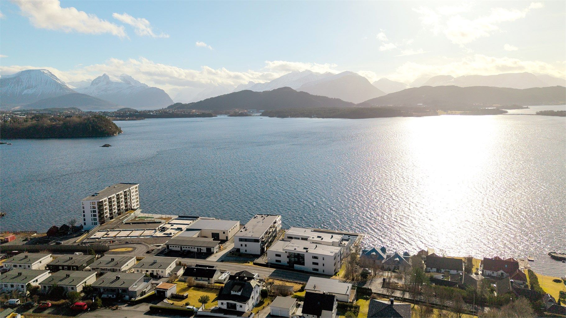 Dronebilde av nærområdet sett fra nord mot syd