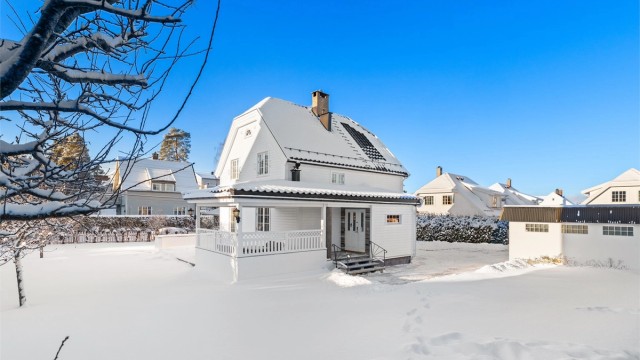 Flott villa fra 1923 med en stor, solrik og flat tomt på 1.342 kvm