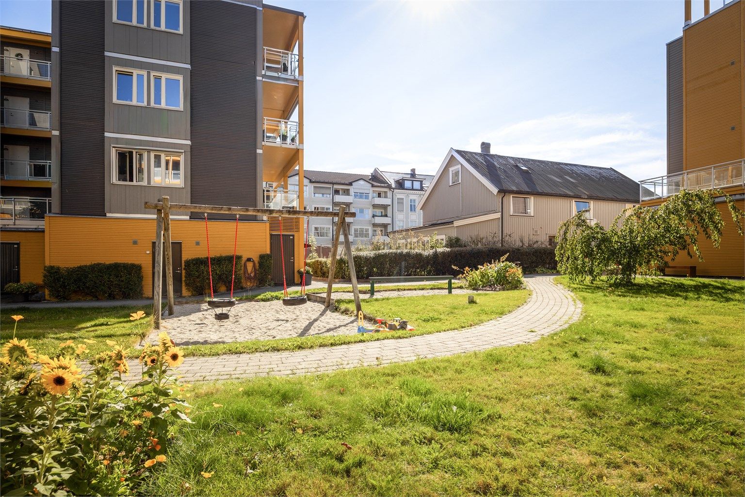 Borettslaget har opparbeidede fellesarealer med blant annet lekeplass og sykkelstativ.