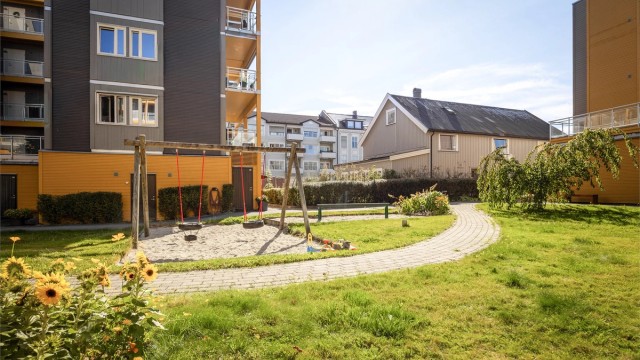 Borettslaget har opparbeidede fellesarealer med blant annet lekeplass og sykkelstativ.