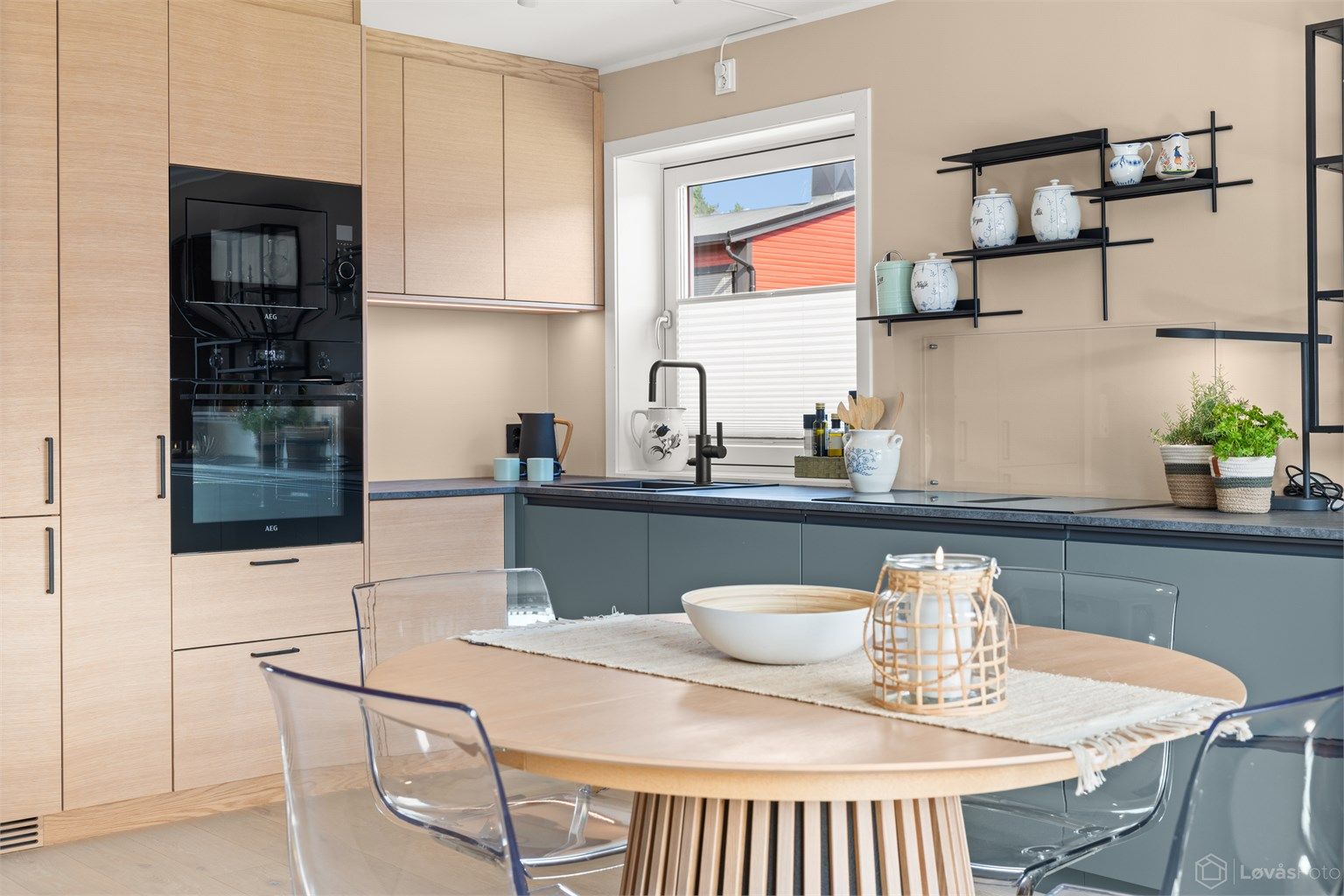 Alle hvitevarer er integrert og medfølger, herunder stekeovn, platetopp med innebygget ventilator, oppvaskmaskin, mikrobølgeovn, samt kjøleskap med fryser.