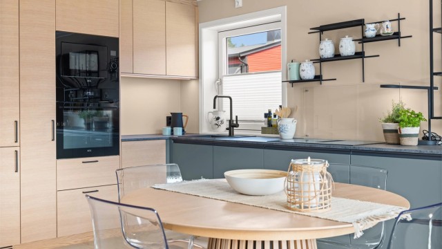 Alle hvitevarer er integrert og medfølger, herunder stekeovn, platetopp med innebygget ventilator, oppvaskmaskin, mikrobølgeovn, samt kjøleskap med fryser.