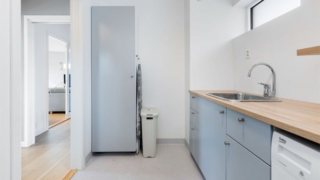 Rommet har svært gode oppbevaringsmuligheter og god plass til strykebord