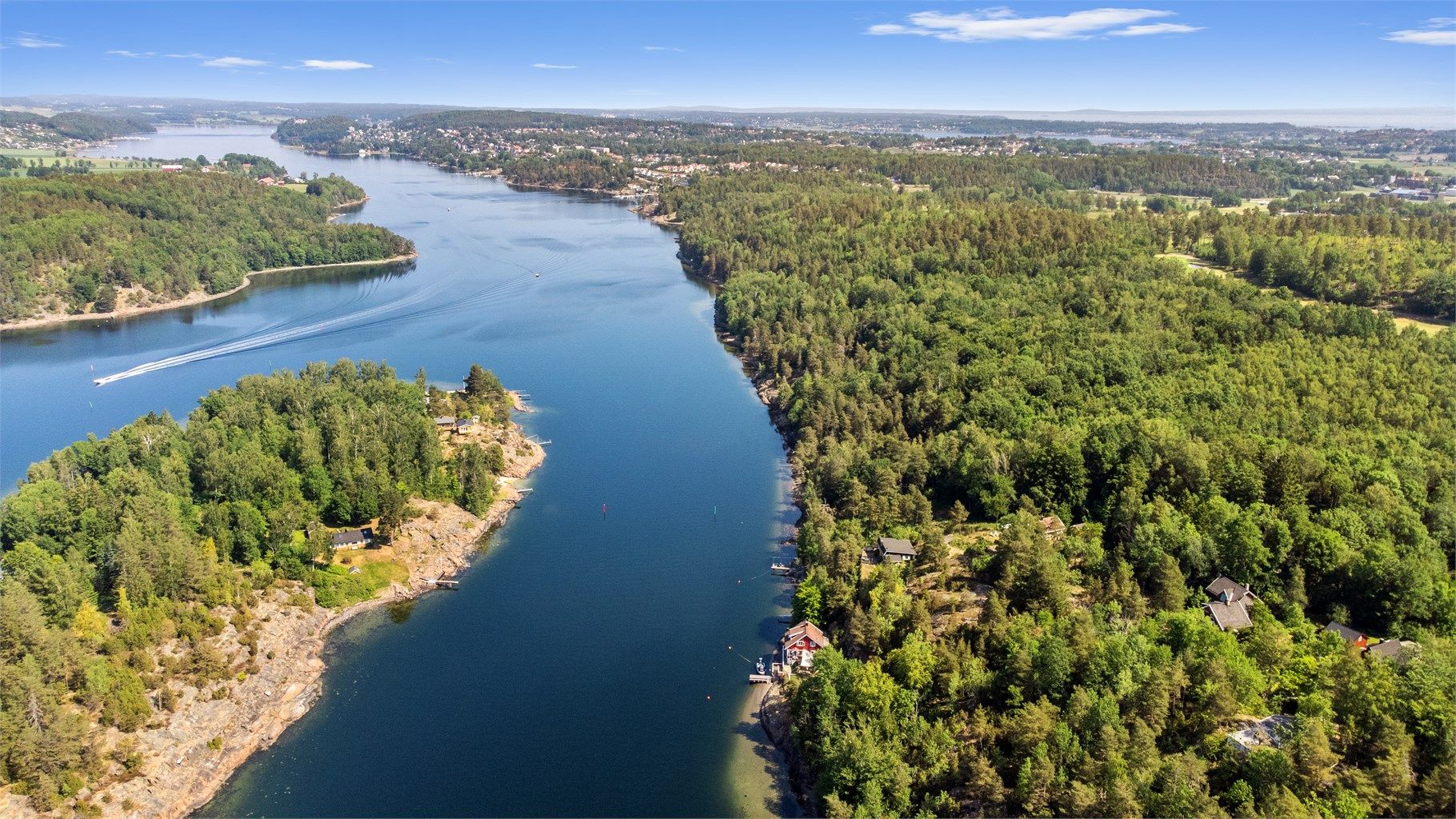Stor, usjenert eiertomt som ligger vestvendt i terrenget med sol hele dagen og fantastisk sjøutsikt innover Vestfjorden