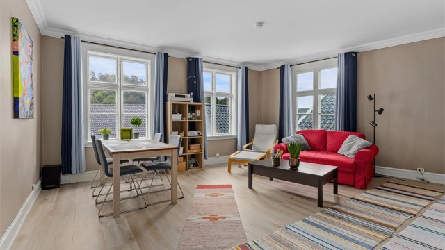 Stor stue med fin utsikt utover trehusbebyggelsen i havneområdet