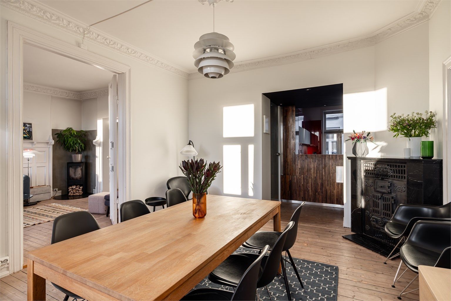 Leiligheten er utstyrt med to ilsteder, en i hver stue. 