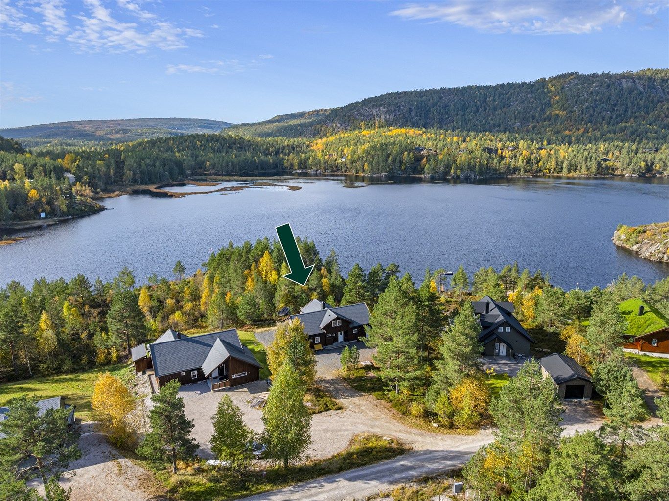 Fantastisk beliggenhet på førsterekka mot vannet.