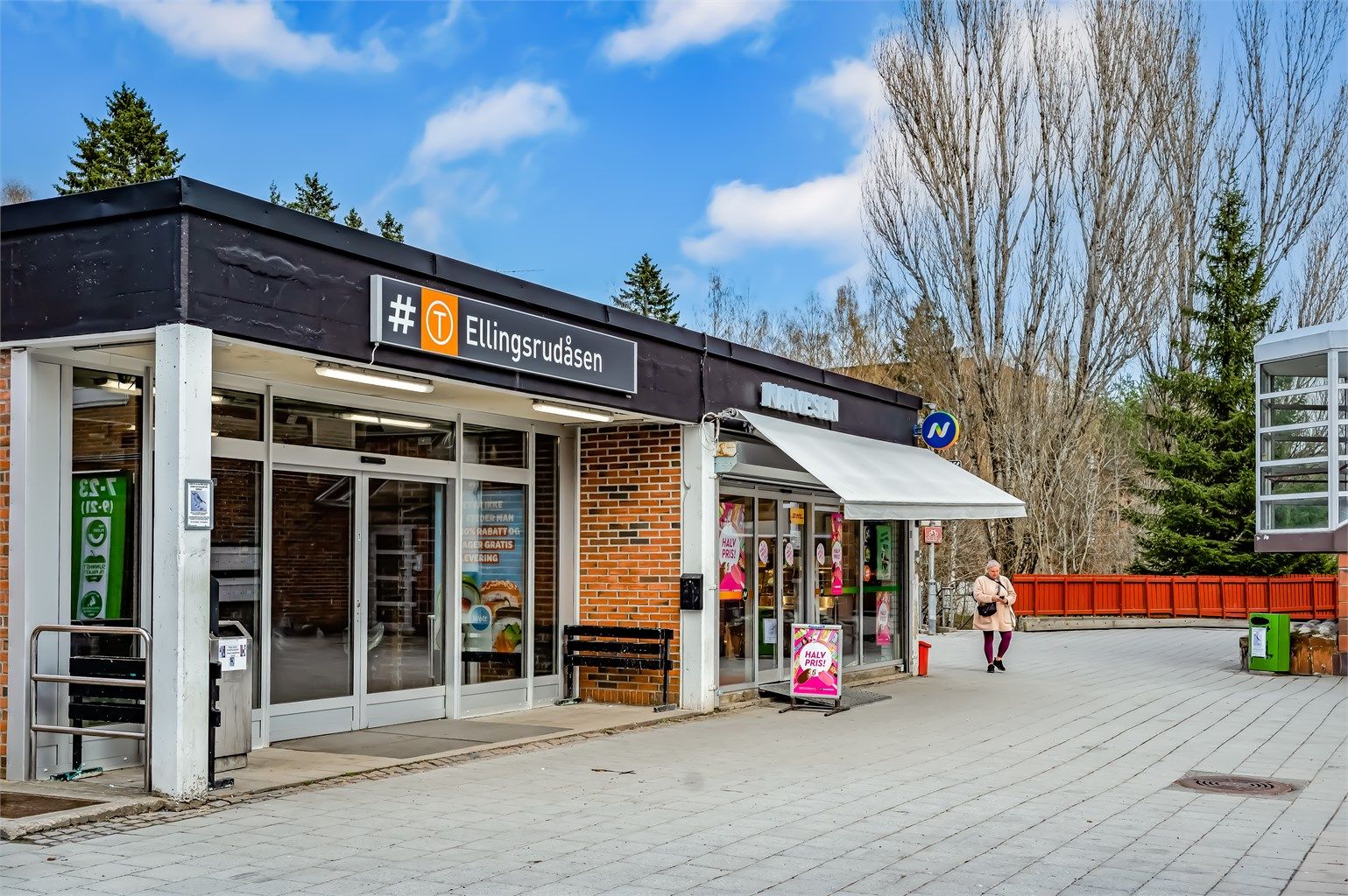 Kollektivtilbudet er godt, med Ellingsrudåsen T-banestasjon kun 5 minutters gange unna.