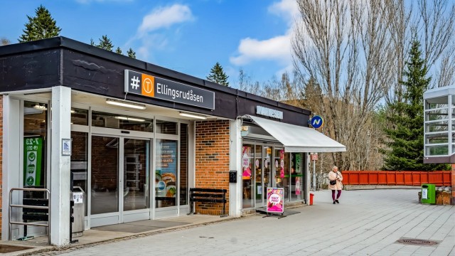 Kollektivtilbudet er godt, med Ellingsrudåsen T-banestasjon kun 5 minutters gange unna.