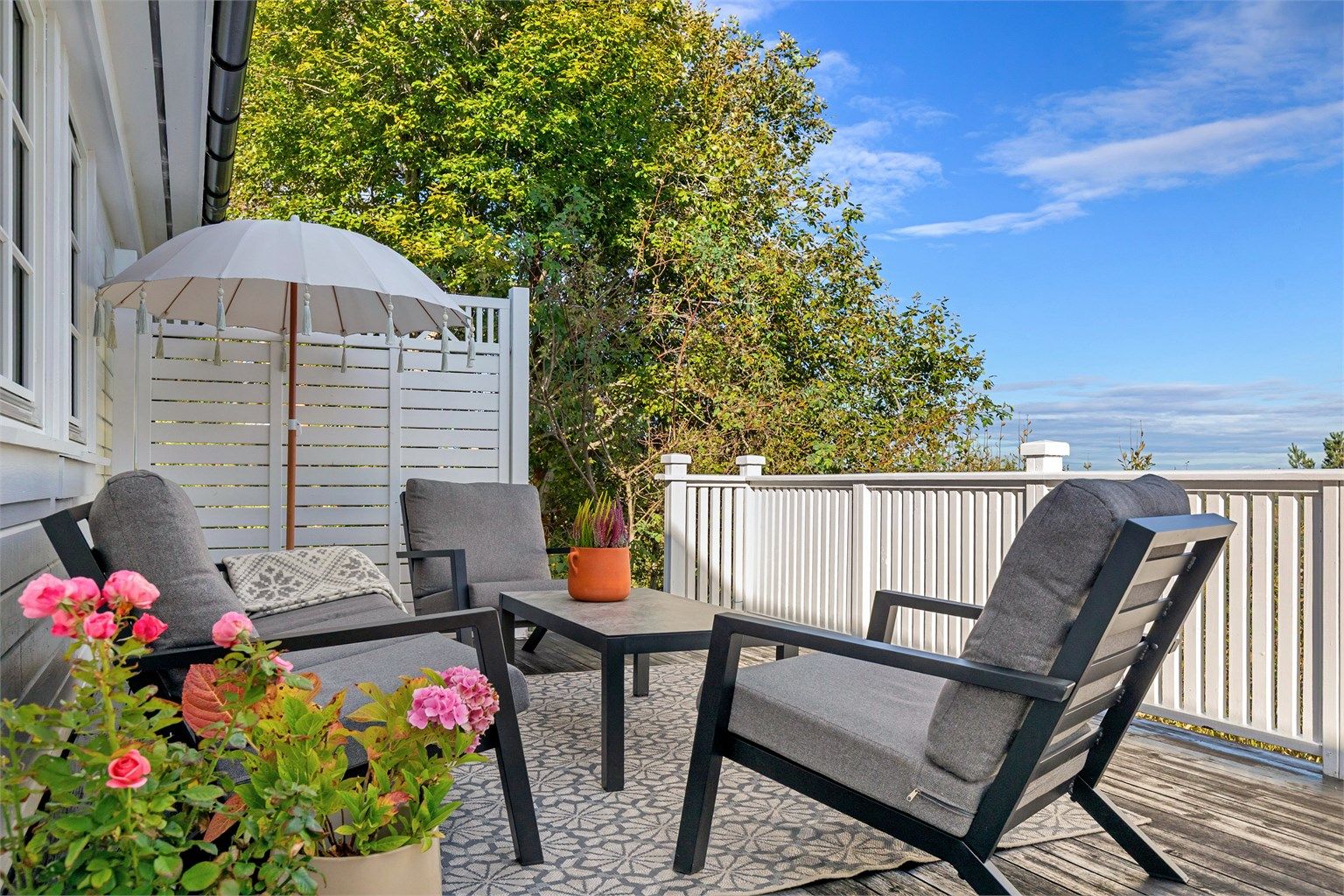 Terrassen har god plass til flere sittegrupper, spisebord og grill.
