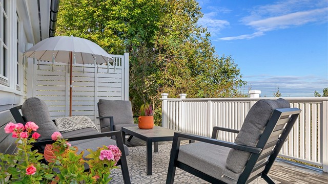 Terrassen har god plass til flere sittegrupper, spisebord og grill.