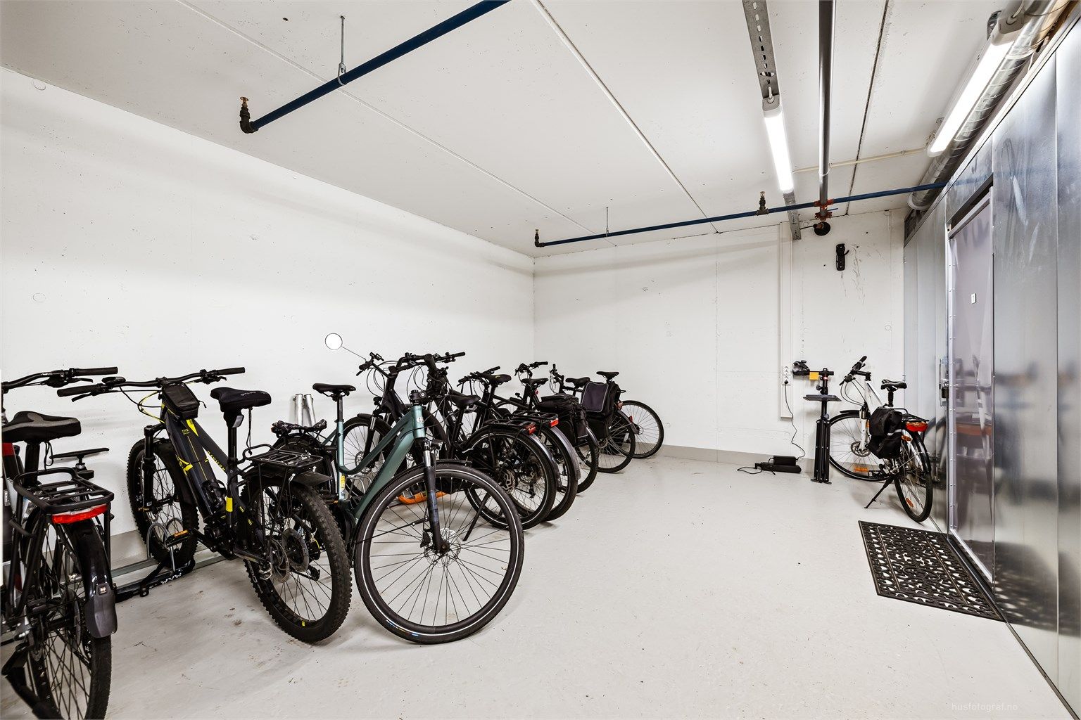 Felles sykkelbod i kjelleretasjen for trygg og tørr sykkelparkering.