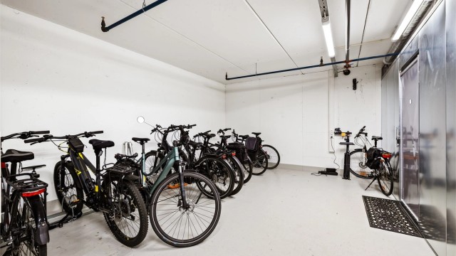 Felles sykkelbod i kjelleretasjen for trygg og tørr sykkelparkering.