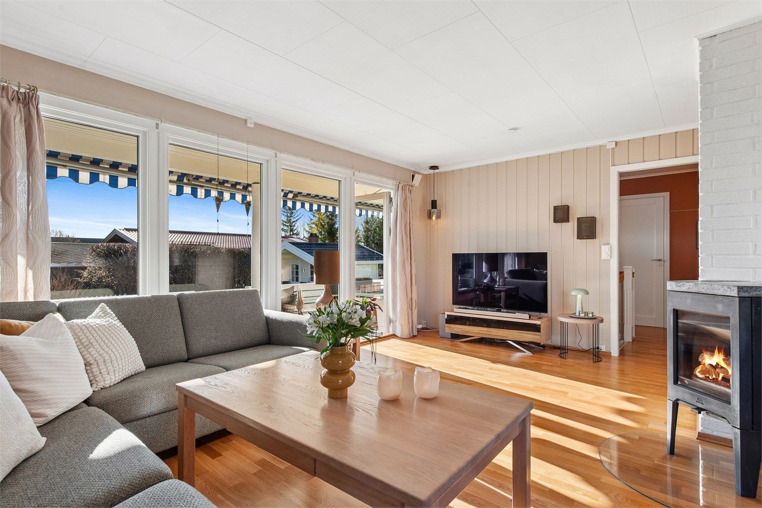 Stue med gode lysforhold, utgang til terrasse og peisovn. 