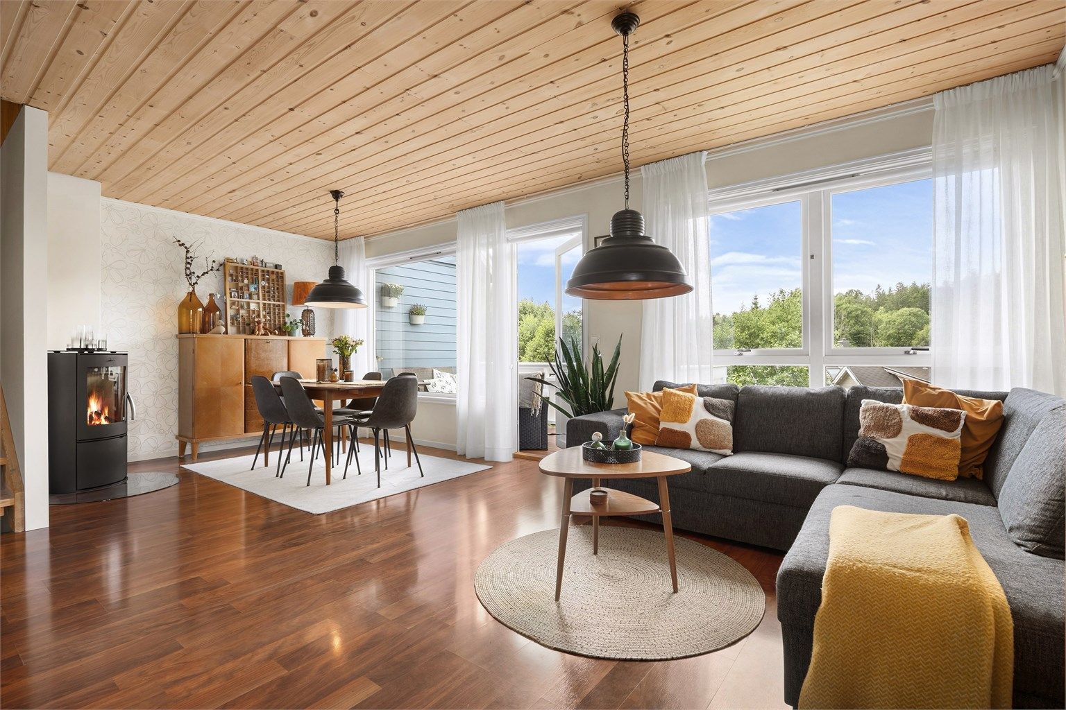 Stor stue med plass til sofagrupper og spisestue - Peisovn er godt å ha på kalde vinterdager 