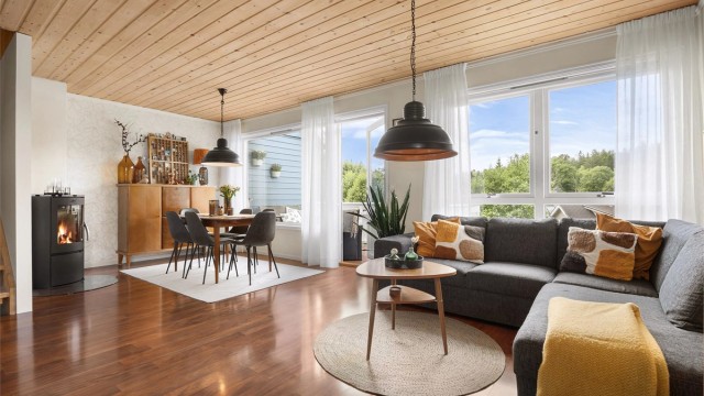 Stor stue med plass til sofagrupper og spisestue - Peisovn er godt å ha på kalde vinterdager