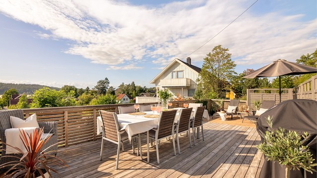 Blant boligens mange kvaliteter inngår flere fine uteplasser som sikrer tilgang til sol fra morgen til kveld sommerstid.