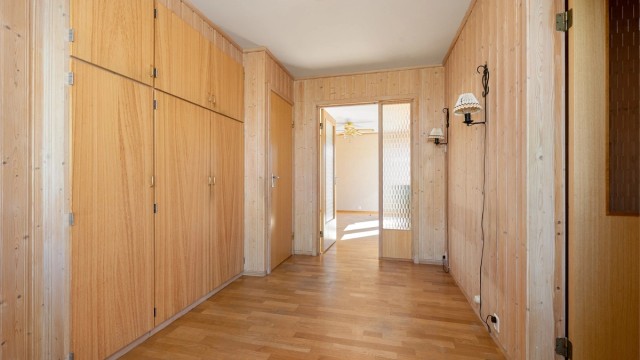 Romslig hall i hovedetasjen med plassbygde garderobeskap med gode oppbevaringsmuligheter