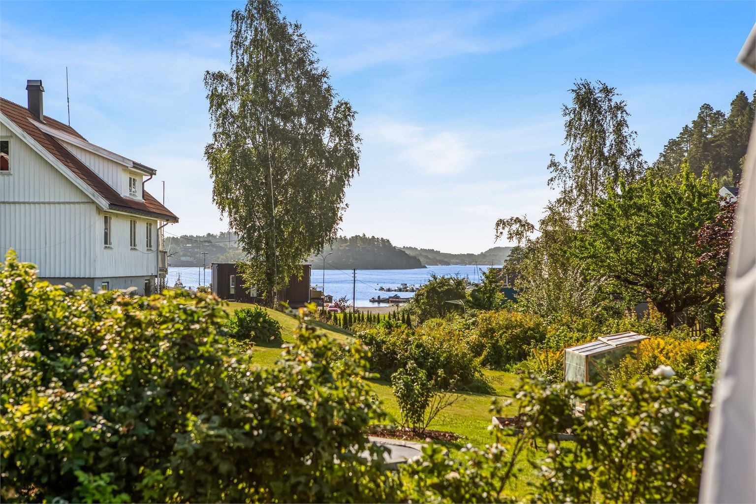 Idylliske og sjønære omgivelser. Bo barnevennlig til rolig vei.