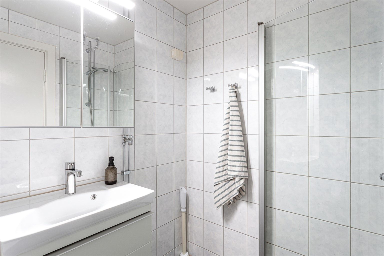 Badet ble oppgradert i regi av borettslaget og fremstår praktisk innredet med god utnyttelse av plassen.