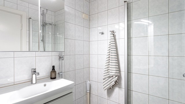 Badet ble oppgradert i regi av borettslaget og fremstår praktisk innredet med god utnyttelse av plassen.