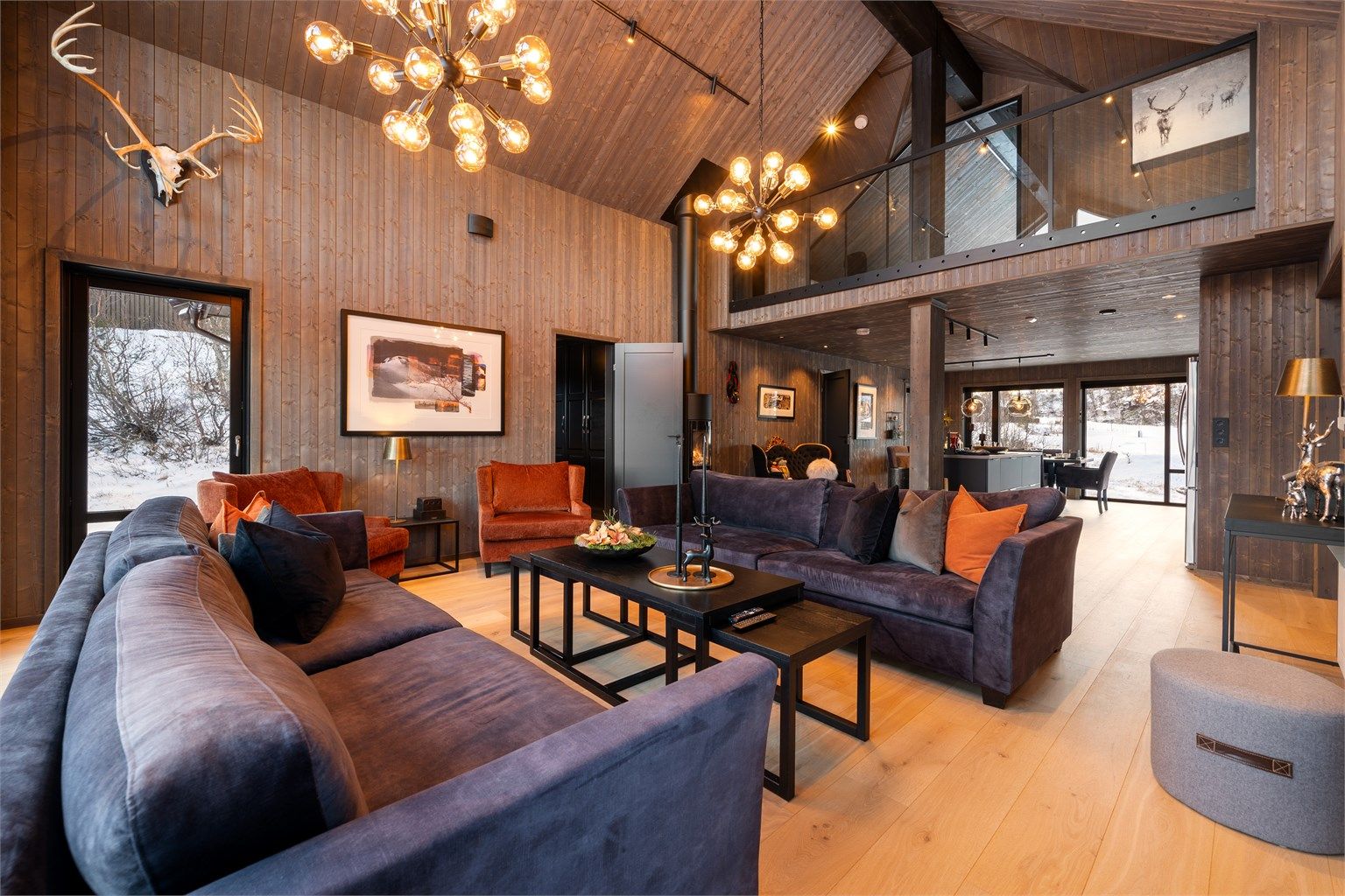 Lune og tidsriktige fargevalg på overflater. God belysning. 