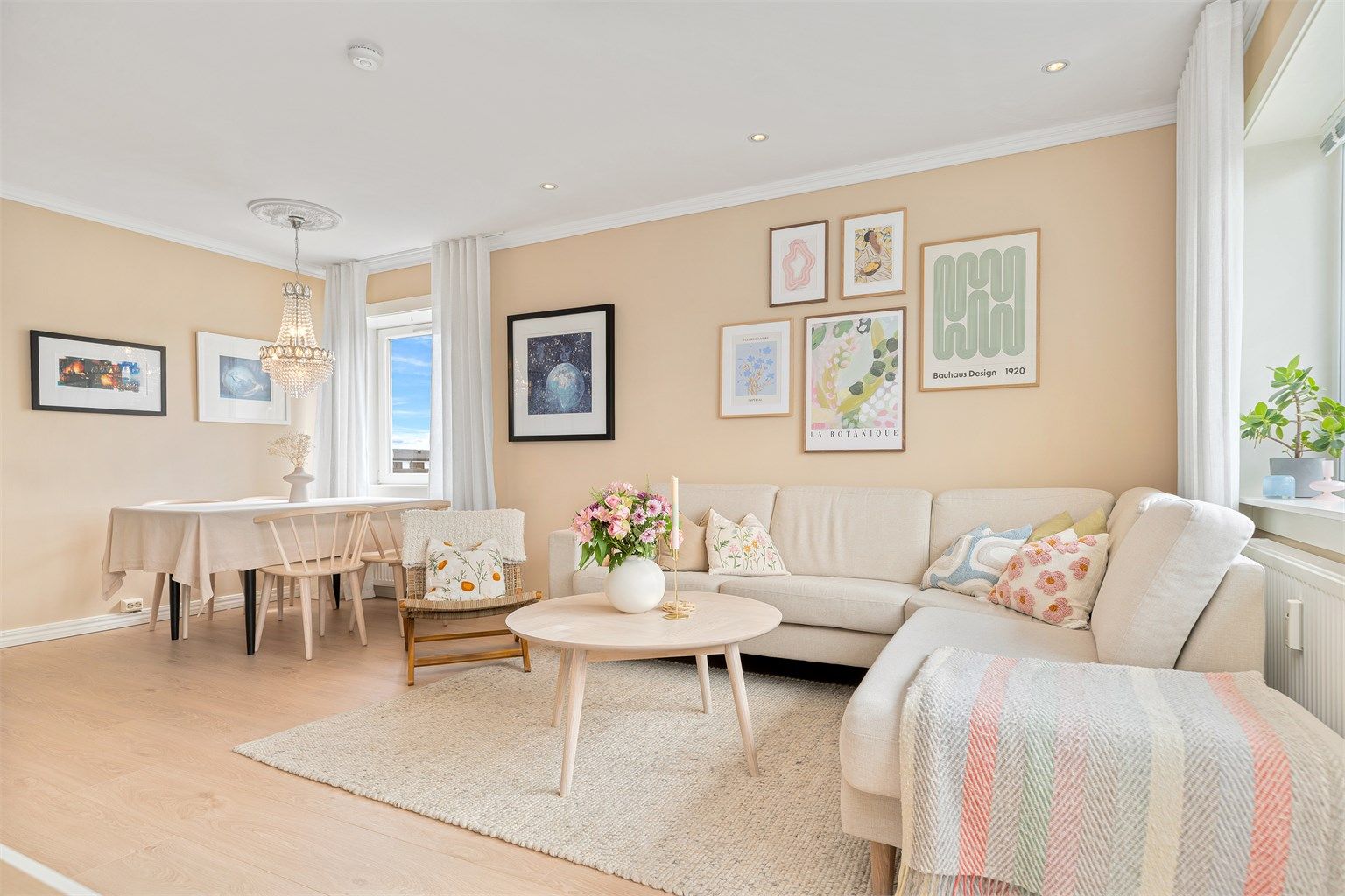 Krogsveen v/Azra Hadzic har gleden av å presentere Kirkeveien 12A - en lekker topp- og endeleilighet sentralt på Lund med solrik balkong! 