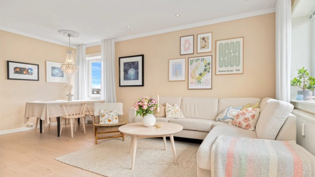 Krogsveen v/Azra Hadzic har gleden av å presentere Kirkeveien 12A - en lekker topp- og endeleilighet sentralt på Lund med solrik balkong!