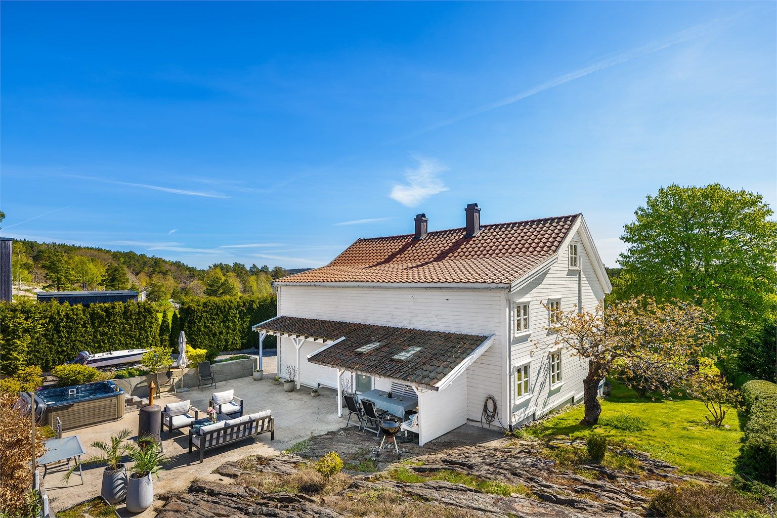 Usjenert lunt  uteområde bak huset.