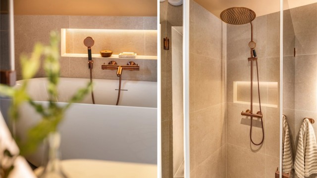 Innfelte hyller er effektfullt lyssatt både i dusjhjørnet og over badekaret.