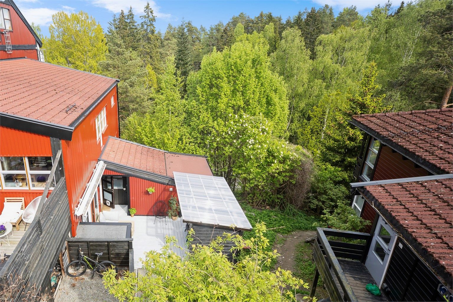 Leiligheten er beliggende i populære Blåbærstien som grenser til fine turområder i skogen med koselig sti til skoler og barnehage